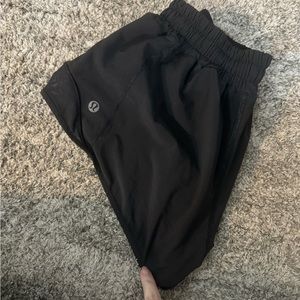 Lululemon Hotty Toddy Low-Rise Lined Shorts 2.5”